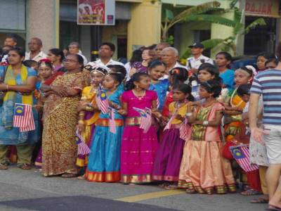 Petiites filles en costume traditionnel indien