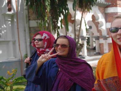 Trio de choc pendant la visite de la mosquée 