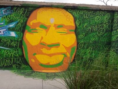 Un graff sur le mur du stade de Cayenne