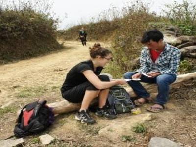 Pauline qui joue avec Cao, un futur guide (Hmong)