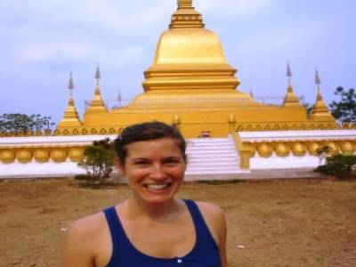 Pauline devant le stuppa d'Oudomxay, Laos
