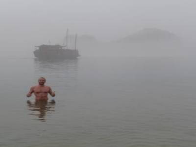Baignade dans la Baie d'Halong, "ça nous fera des souvenirs"