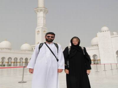 Titi et Van en djellabah à la grande mosquée d'Abu dhabi