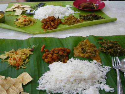 Repas malais-indien sur une feuille de banane