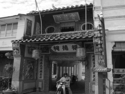 Sortie d'un temple
