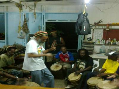 Session de percussions avec les rastafarai