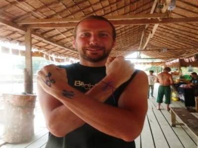 Tubing à Vang Vieng - tatouage et bracelet nous sommes prêt pour l'aventure !