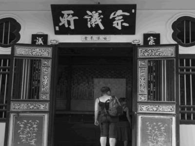 Caro devant un temple