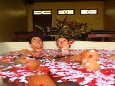 Bain de petales de rose apres une heure de massage : si c'est pas ca le bonheur, ca y ressemble !!!