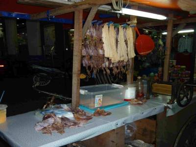 Vendeur de poissons séchés... boujour les bonnes odeurs!!