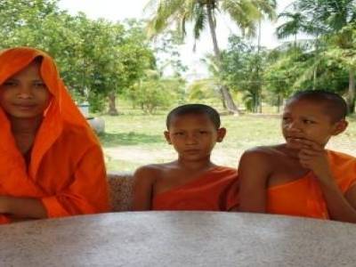 Des novices dans une pagode près de Kratie