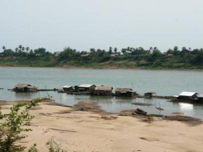 Un village flottant où vivent des familles vietnamiennes. Près de Kratie, Cambodge