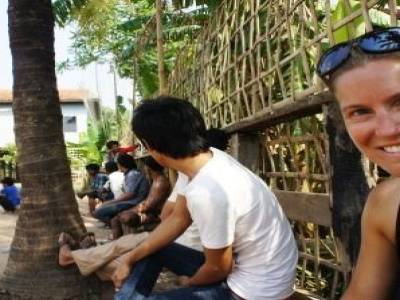 En train de regarder un match de Volley dans la campagne cambodgienne