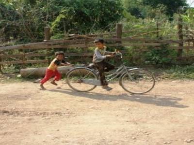 Près de Kratie, des enfants qui veulent faire la course avec nous.