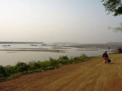 Bords du Mekong. Nous sommes à la fin de la période sèche, ce gigantesque fleuve est donc en partie asséché et laisse apparaitre quelques bancs de sables. Au loin, vous pouvez apercevoir quelques maison flottantes où logent des familles vietnamiennes. Kra