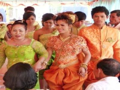 Mariage de "Pit", à Kratie. Présentation des mariés et des filles d'honneur