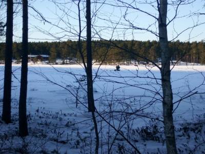 au loin, quelque suédois péchant sur le lac gelé