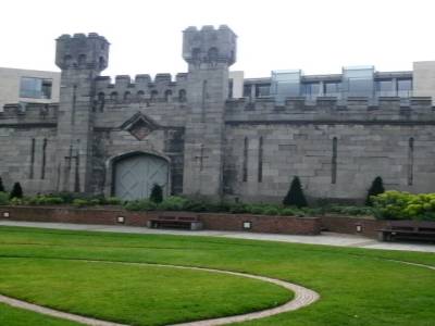 Le mur du chateau pour que la reine ne voit pas les pauvres....