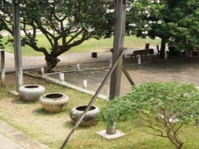 Au camp S-21, la potence avec à ses pieds les jarres remplies d'eau salle dans lesquelles les prisonniers pendus par les pieds étaient réanimés 