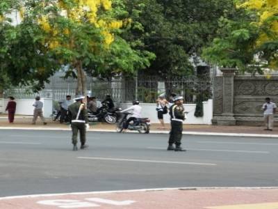 La présence policière à Phnom Penh. Ils sont pratiquement à tous les coins de rue 