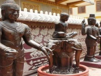 Statues de dieux Indous devant le temple à Phom Penh