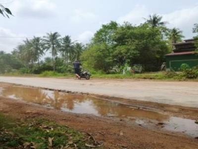 En panne de moto (la jauge était elle aussi en panne...) entre Kep et Kampot.