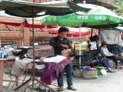 Coiffeur sur la chaussée à Phom Penh