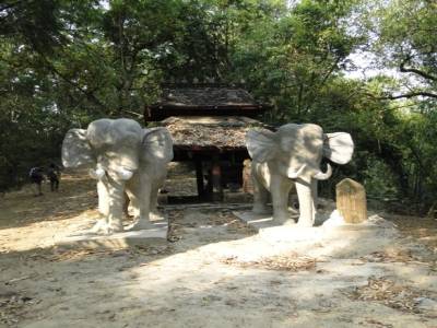 Elephants a l entree du village d Ainipa (notre guide)