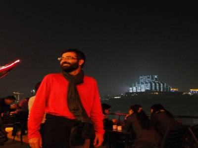 Titi, aux couleurs du Parti, sur le Yang Tze Qiang
