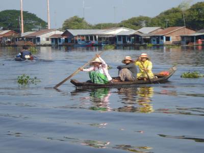 Pirogue et village flottant sur la riviere Sangkor