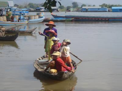 Une pirogue chargees d enfants a Kompong Chnang