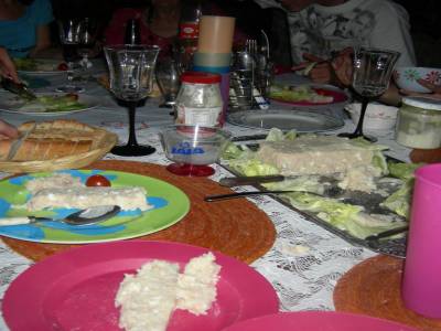 au menu: Apero, pain de thon, poulet a la creme et gratin dauphinois, fromage, pinard et glace a la vanille avec des fraises
