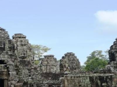 Angkor, le temple du Bayon où l'on découvre des centaines de visages sculptés dans la pierre
