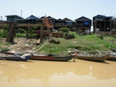 Le village de Kampong Phluk sur le Tonle Sap. Ici, les maisons sont construites sur d'énormes pilotis car le lac du Tonle Sap (réservoir naturel du Mékong) augmente de plusieurs mètres lors de la saison des pluies