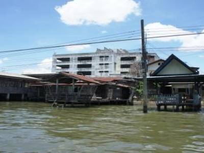 Bangkok ouest, des Khlongs (canaux) mènent aux différents quartiers. Bangkok fait d'ailleurs partie des métropoles les plus exposées au risque de montée des eaux.