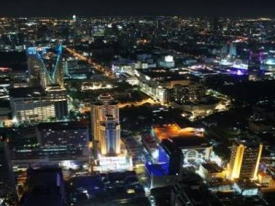 Bangkok vu de la tour Bayoke, la plus haute de Thailande: 300m et des poussières, 84 étages et l'équivalent de 22 étages en sous-sol pour assurer les fondations