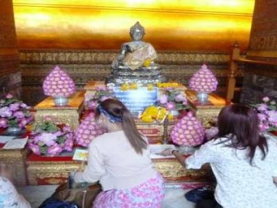Nouvel an bouddhique, les thais viennent en "pélérinage" dans les différents temples du pays... Ils ont le choix, il y en a partout!!!