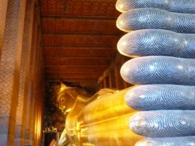 Bouddha d'or, allongé. 30m environ. Les thais viennent y déposer des pièces qui doivent tenir sur la tranche pour leur apporter prospérité et bonheur.