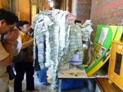 Offrandes lors du nouvel an bouddhique. Les thais aggrafent des billets les uns aux autres