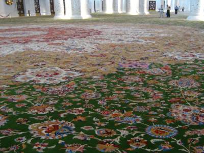 Le plus grand tapis du monde tisse a la main. Trop dur a nettoyer, on comprend mieux pourquoi il faut enlever ses chaussures.