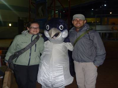 On aime ca se faire poser avec des mascottes!