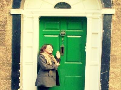 Moi devant une porte verte qui porte le numéro 5!