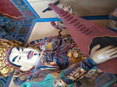 Joueur de musique gipsy dans un temple bouddhiste