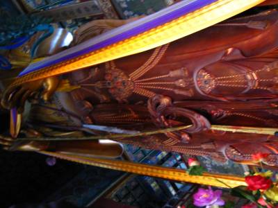 Le plus grand Bouddha de santal