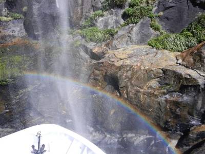 petit arc-en-ciel en bas d'une cascade