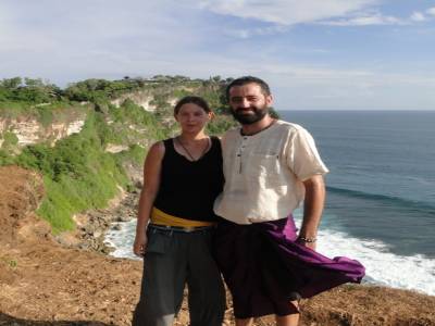 Titi et Van en sarong (le bas du corps est impur)