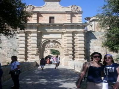 Devant la porte de Mdina!