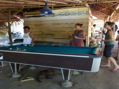 Partie de pool dans le village de Jodi