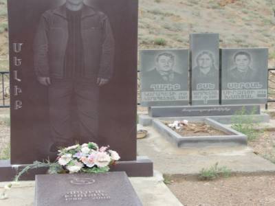 Khor Virap, le cimetiere au pied du monastere