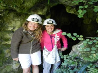 A la sortie de la grotte avec Tiph.